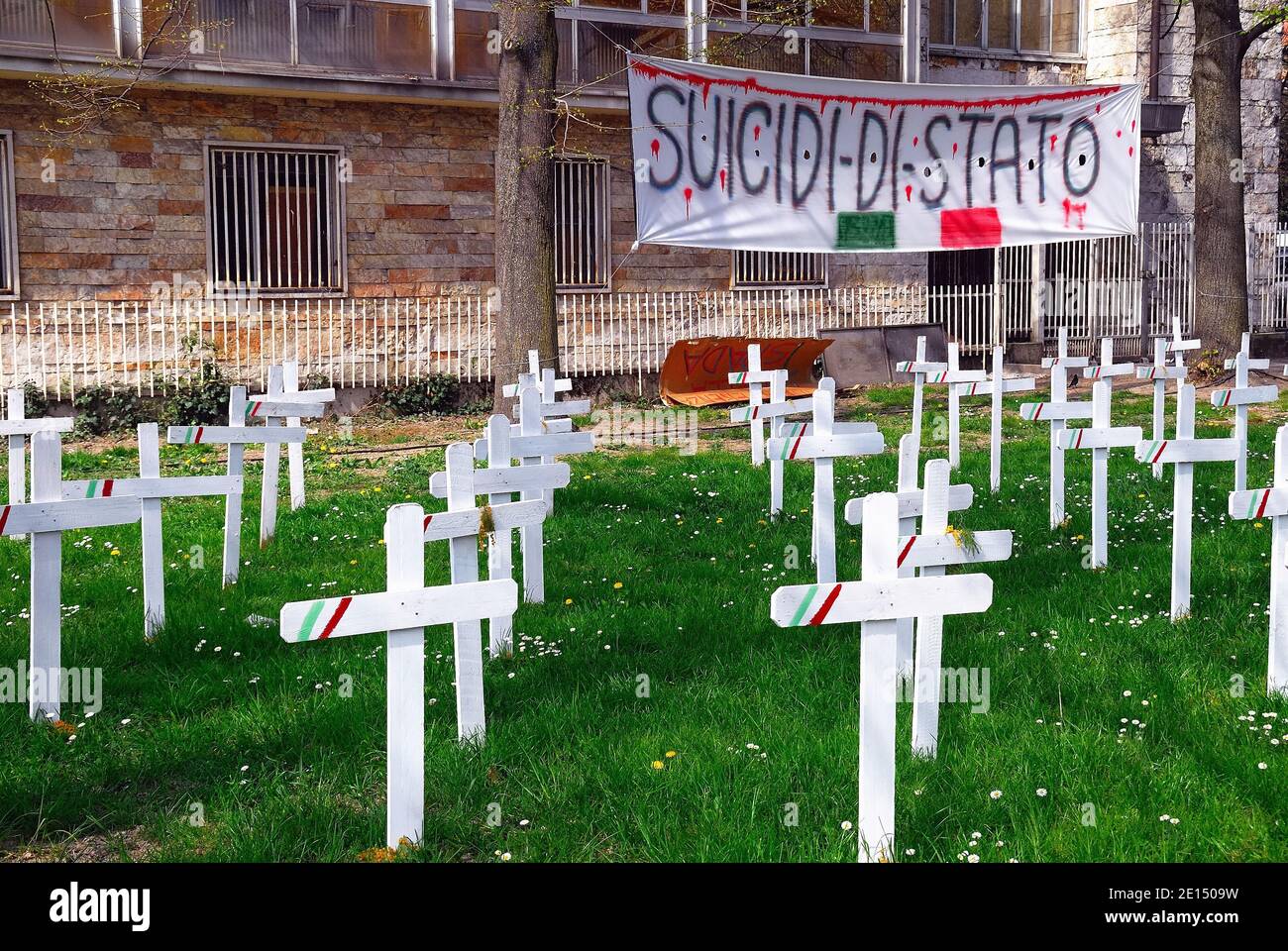 Padoue, Italie. Le faux cimetière à la mémoire des entrepreneurs vénitiens qui se sont suicidés en raison de la crise économique qui a commencé en 2008. Le cimetière a été installé dans les jardins publics par le mouvement de l'aile droite des fourches. Banque D'Images