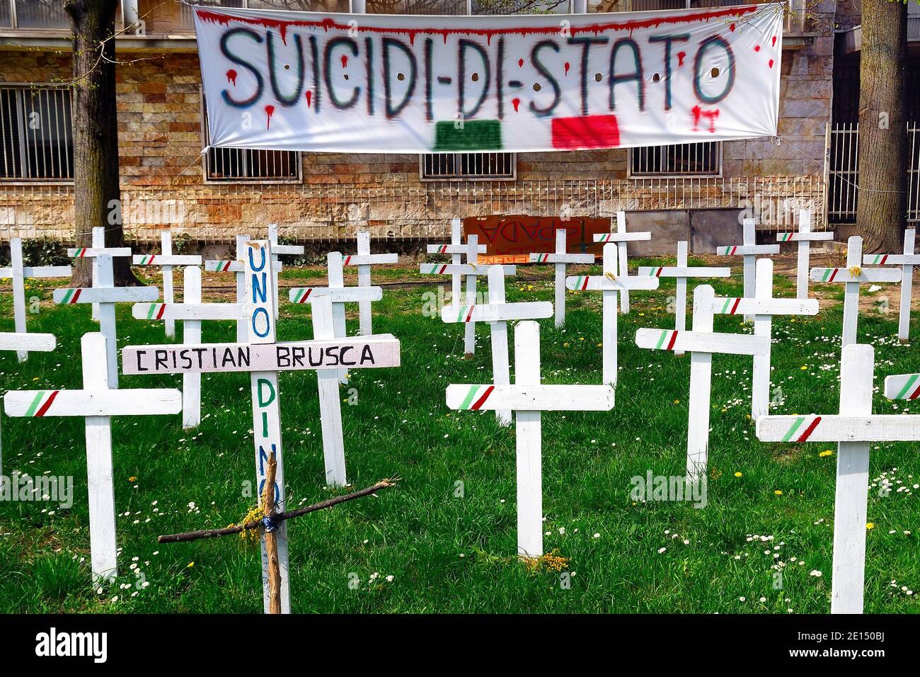 Padoue, Italie. Le faux cimetière à la mémoire des entrepreneurs vénitiens qui se sont suicidés en raison de la crise économique qui a commencé en 2008. Le cimetière a été installé dans les jardins publics par le mouvement de l'aile droite des fourches. Banque D'Images