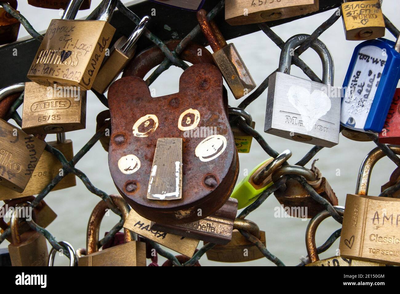 PARIS - DÉCEMBRE 9 : drôle de verrou d'amour vu le 9 décembre 2012 à Paris, France. Le rituel de l'apposition de cadenas sur la clôture du pont (comme symbole de et Banque D'Images