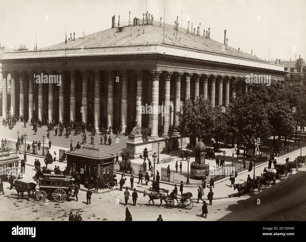 Photographie vintage du 19th siècle - Bourse, Bourse, Paris, France, rue animée avec piétons et trafic tiré par des chevaux. c.1890. Banque D'Images