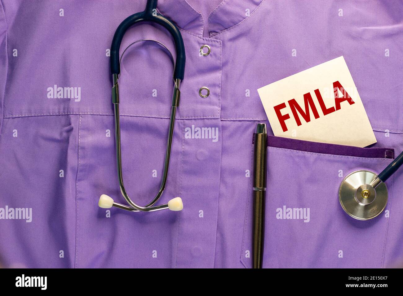 Symbole FMLA. Uniforme médical, carte blanche avec les mots « FMLA - Family Medical Leave Act », stylo métallique et stéthoscope. Médical et FMLA - médecine familiale Banque D'Images