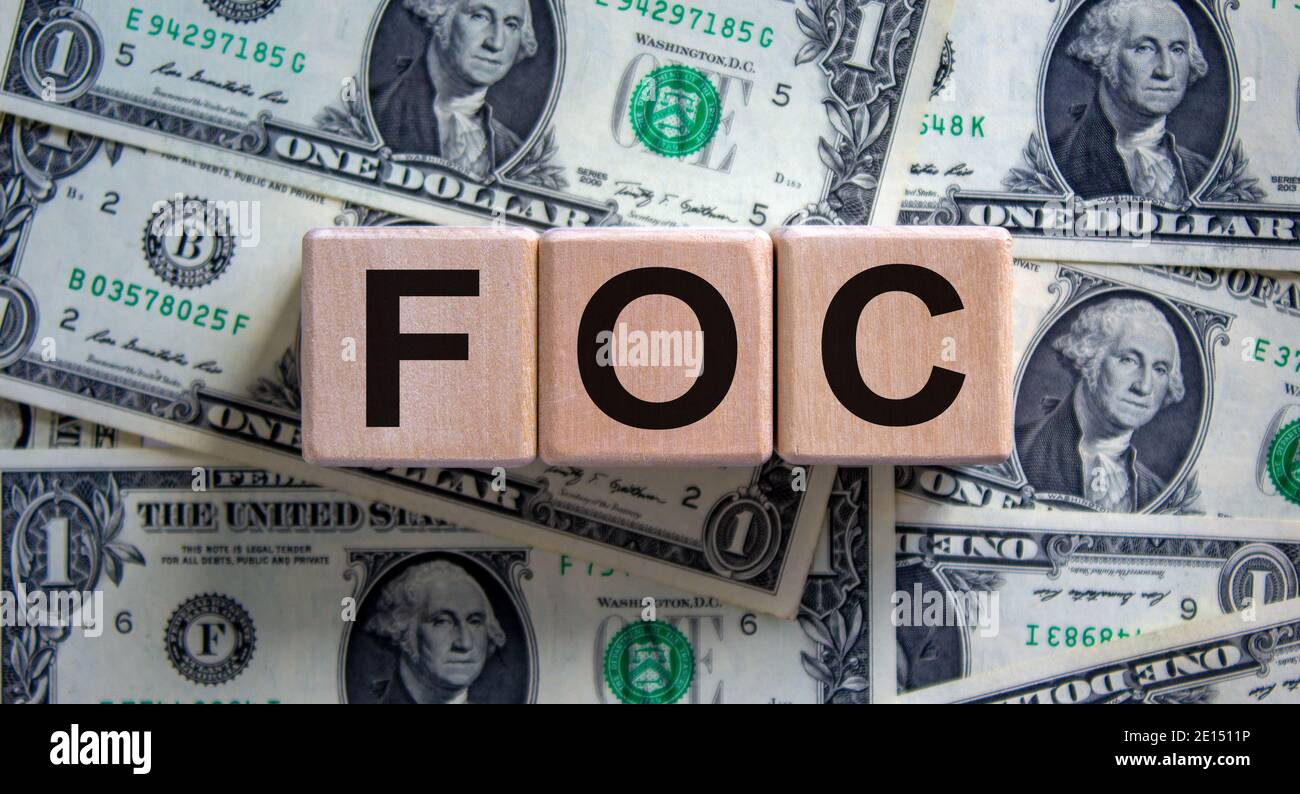 Symbole FOC - gratuit. Concept de mot 'FOC - gratuit' sur des cubes sur un beau fond de dollars de factures. Business et FOC - sans char Banque D'Images