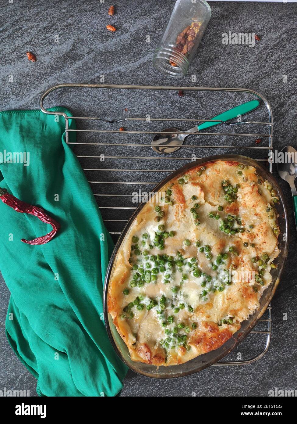 Lasagnes maison aux pois verts dans une nappe verte Banque D'Images