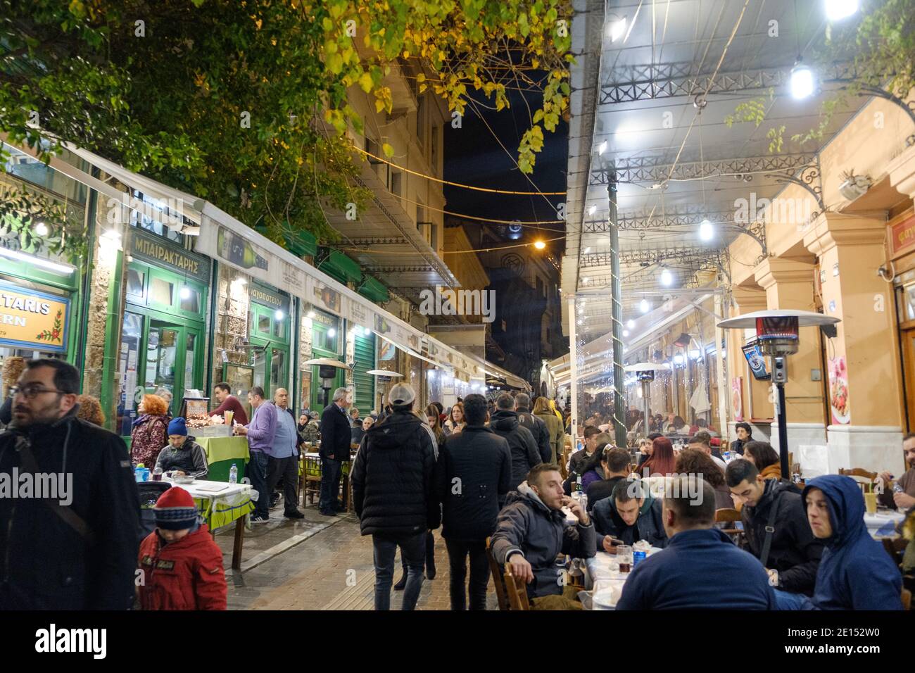 Athènes - 2019 décembre : rue de nuit dans le centre d'Athènes Banque D'Images