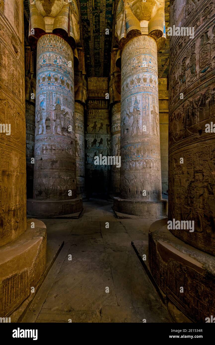 Sculptures en pierre peintes et hiéroglyphes sur le lotus et la paume Colonnes capitales du temple de Hathor dans le complexe du temple de Dendera Banque D'Images