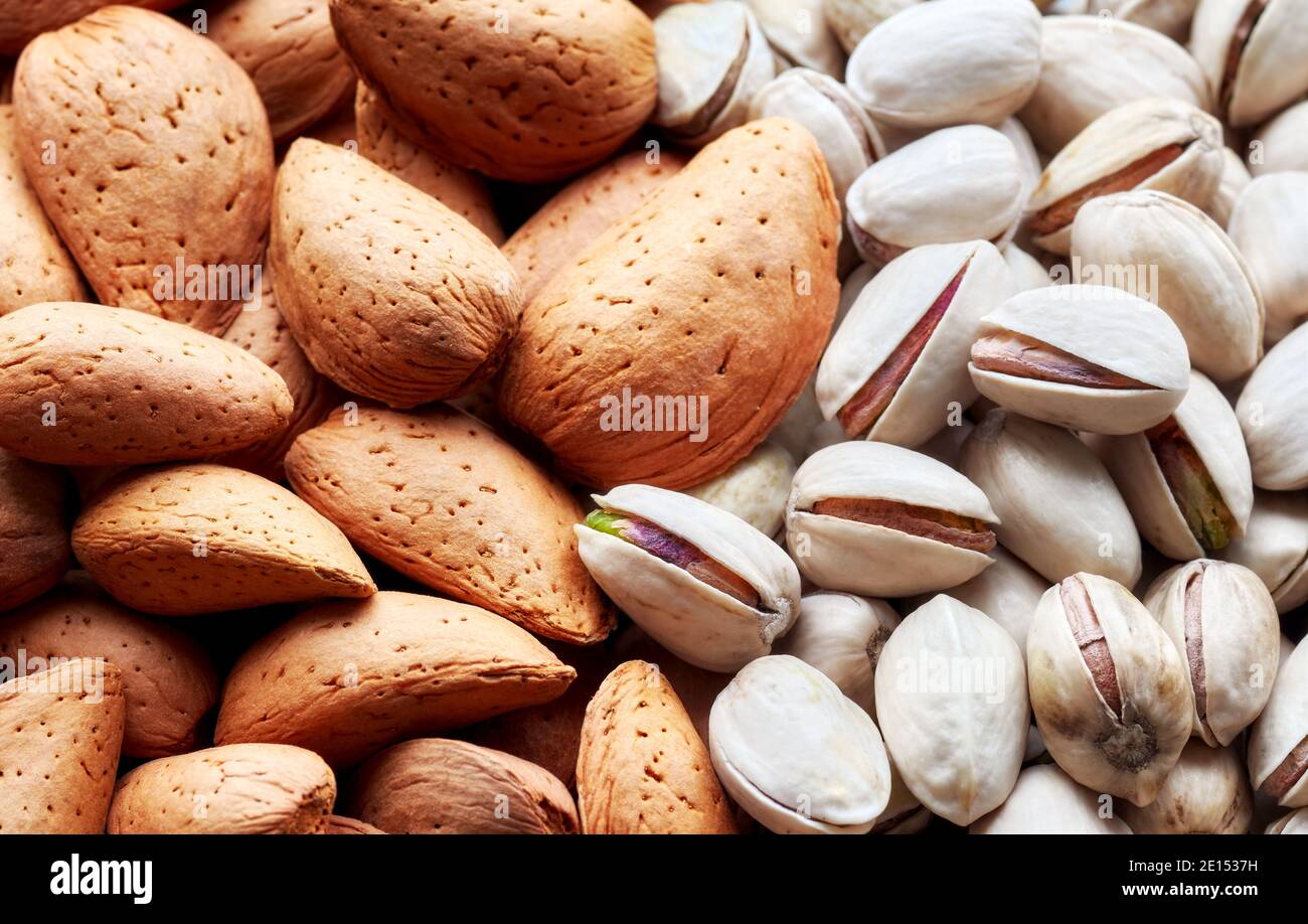 Gros plan sur les pistaches et les amandes. Banque D'Images