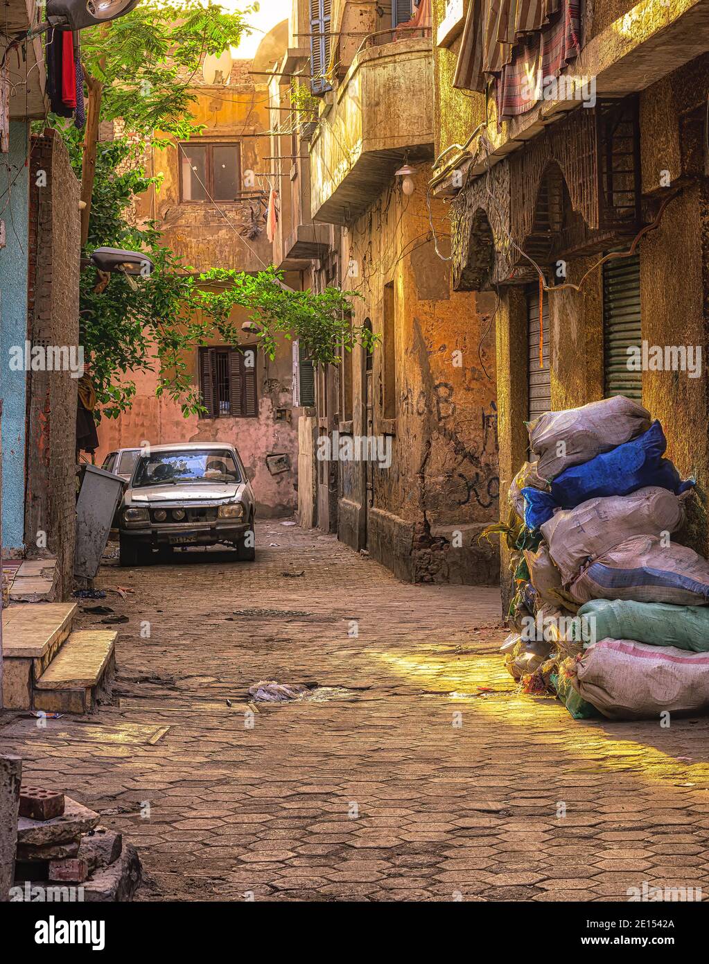 Petite rue à côté de la rue Al-Muizz dans le Khan El Khalili Marché près de la porte de Bab al-Futuh Banque D'Images