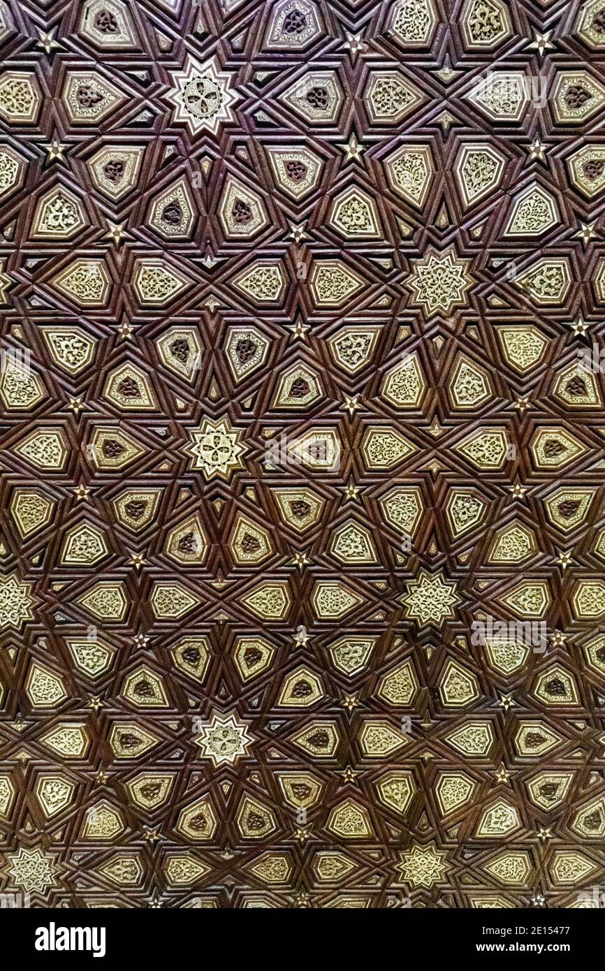 Détails des panneaux décoratifs en bois incrustés d'ivoire dans l'église Saint-Sergius et Bacchus du Caire copte. Banque D'Images