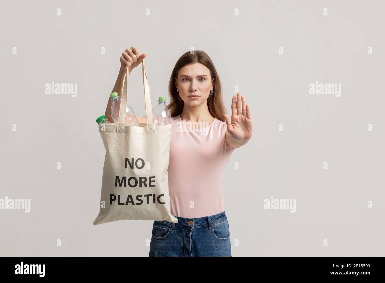 Femme tenant un sac écologique sans inscription en plastique, montrant un geste d'arrêt Banque D'Images
