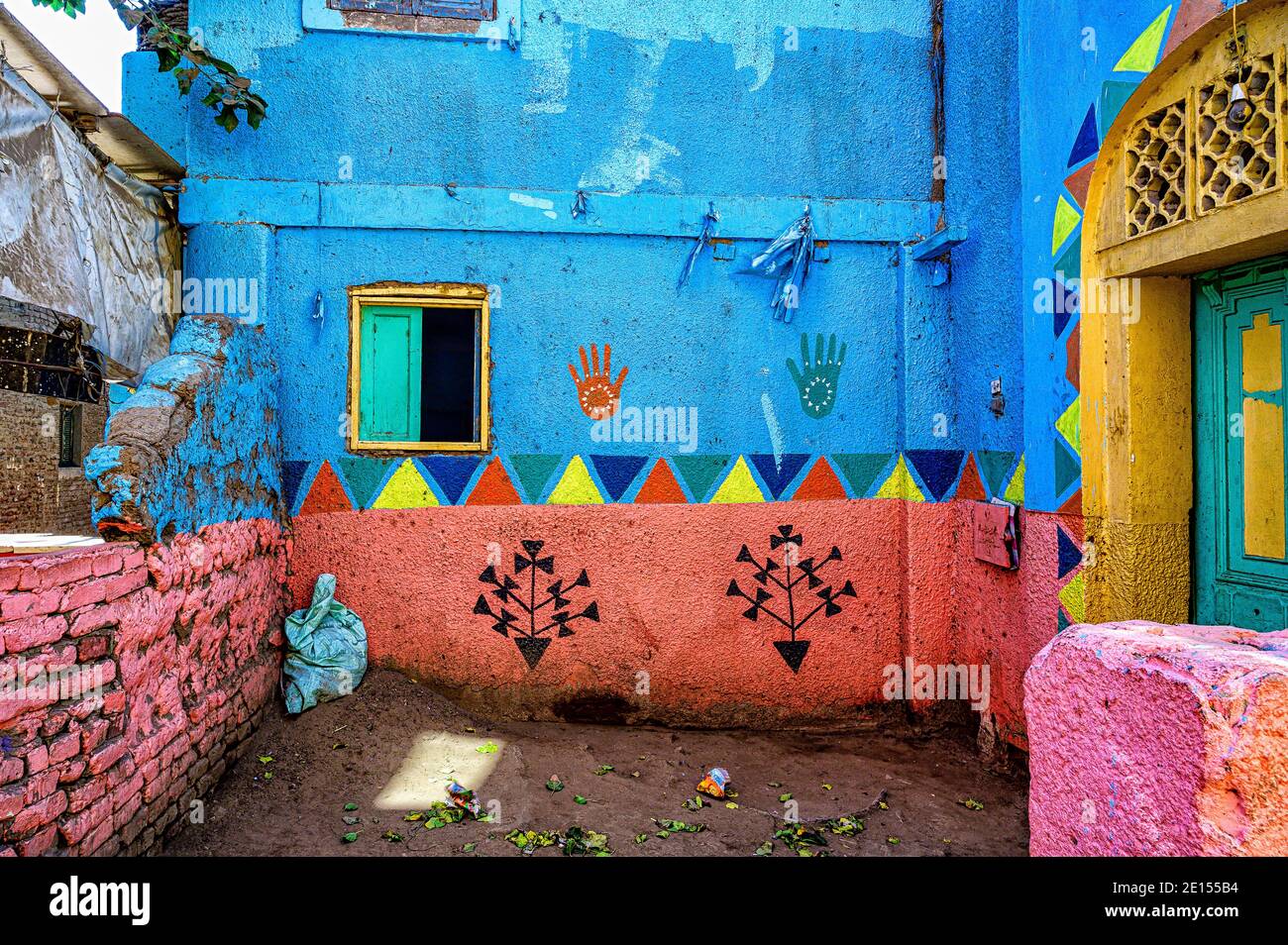 Des murs aux couleurs vives près du centre-ville de l'île De Geziret el Dahab dans le Grand Caire métropolitain Banque D'Images