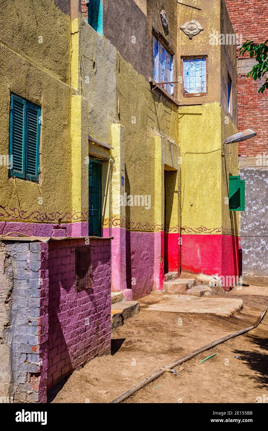 Maisons aux couleurs vives sur l'île rurale de Geziret el Dahab, située au milieu du Nil dans le Caire métropolitain Banque D'Images