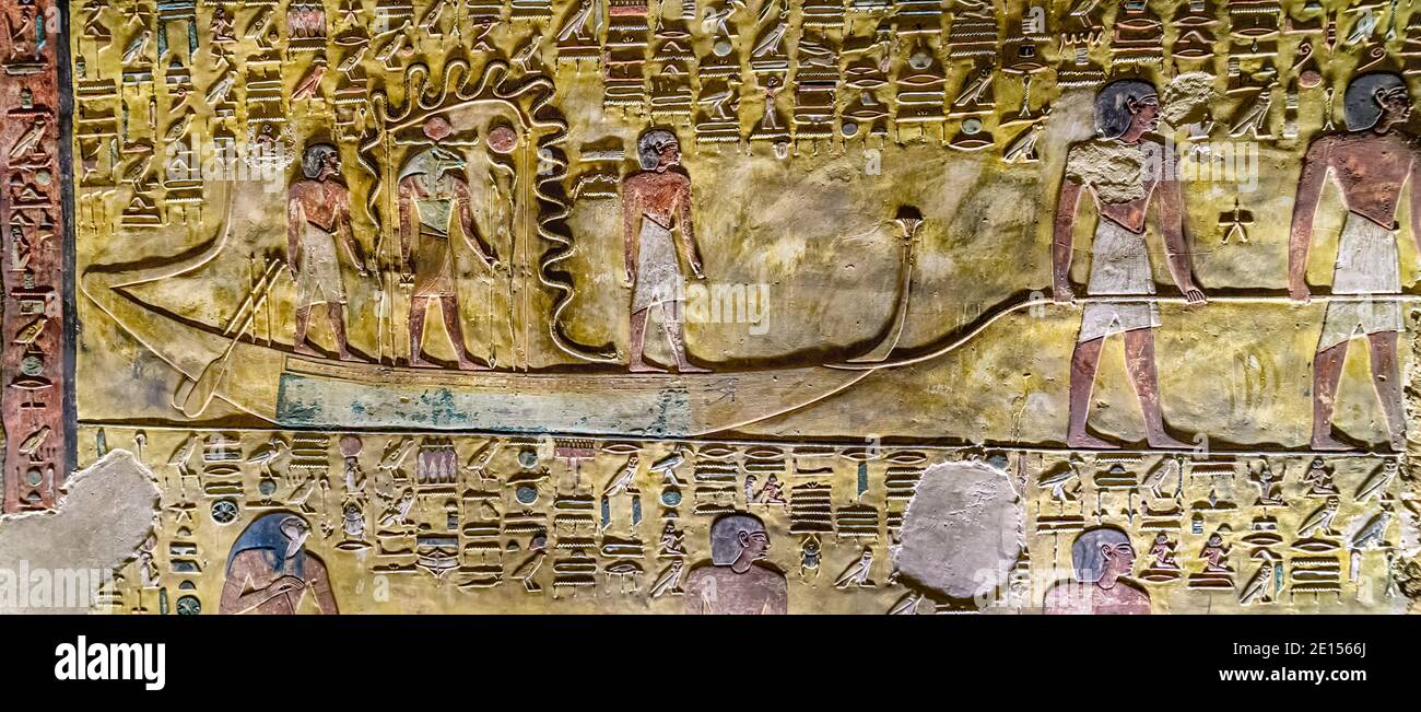 Relief de la chambre Burial J montrant des scènes du solaire barque dans la 5ème heure du Livre des portes Banque D'Images
