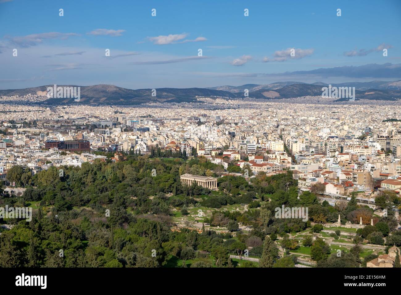 Athènes - décembre 2019 : vue sur la ville depuis l'Acropole avec le temple d'Hephaestus Banque D'Images