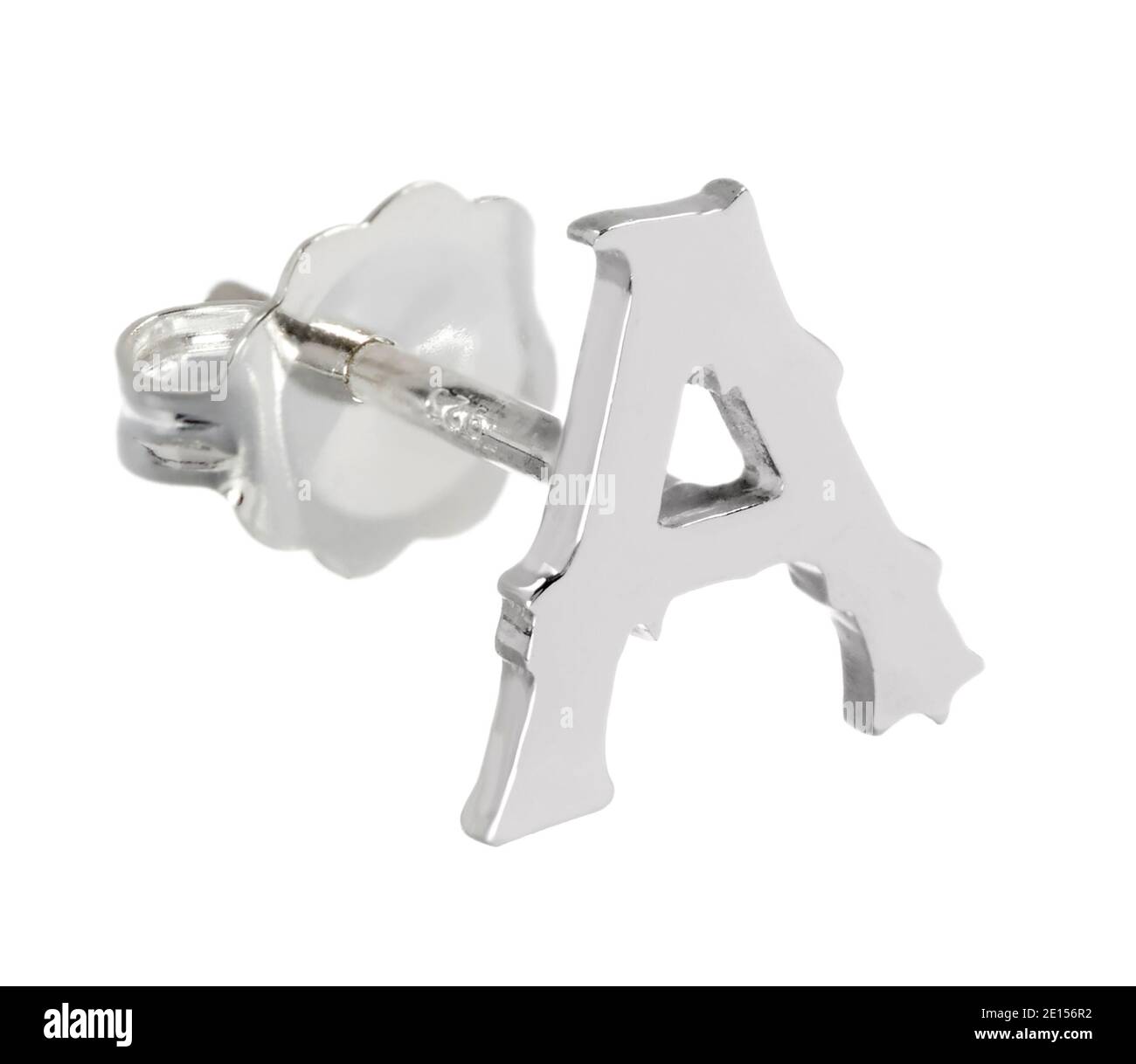 Contour d'oreille à l'alphabet argenté conçu par Wendy Brandes photographié sur un arrière-plan blanc Banque D'Images