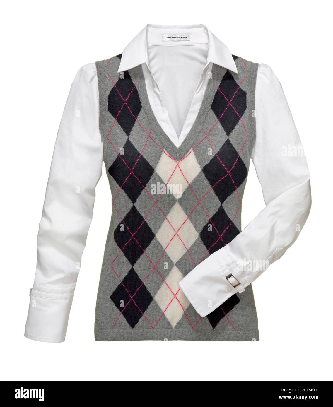 Veste de chandail Argile pour femmes et chemise blanche photographiée sur un arrière-plan blanc Banque D'Images