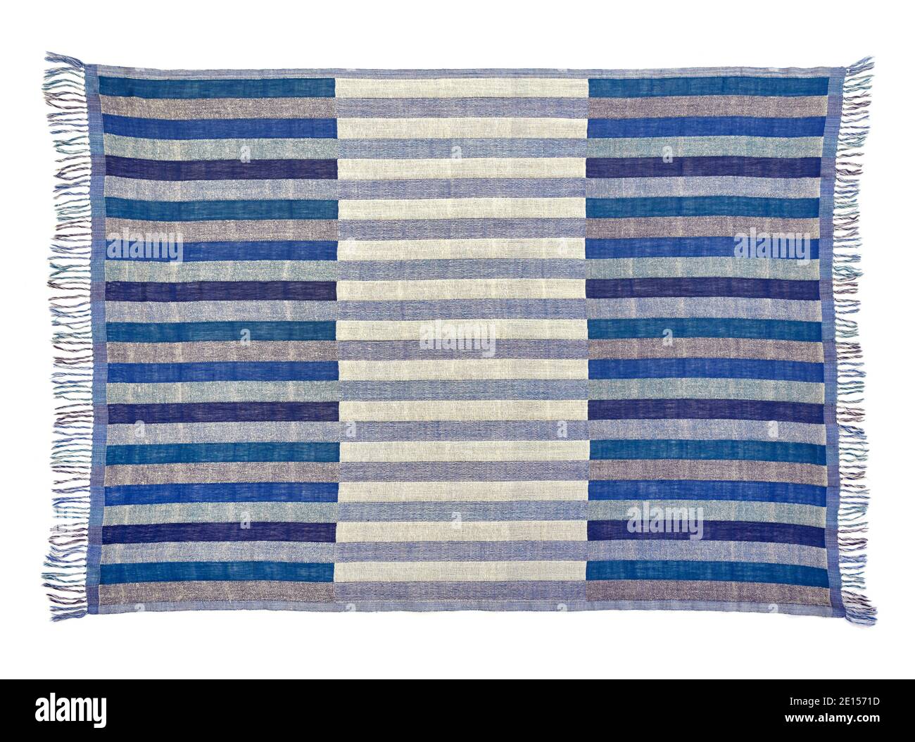 Tapis rayé bleu et blanc avec glands de Ed by La ligne de mode Ellen par Ellen Degeneres photographiée sur un blanc arrière-plan Banque D'Images