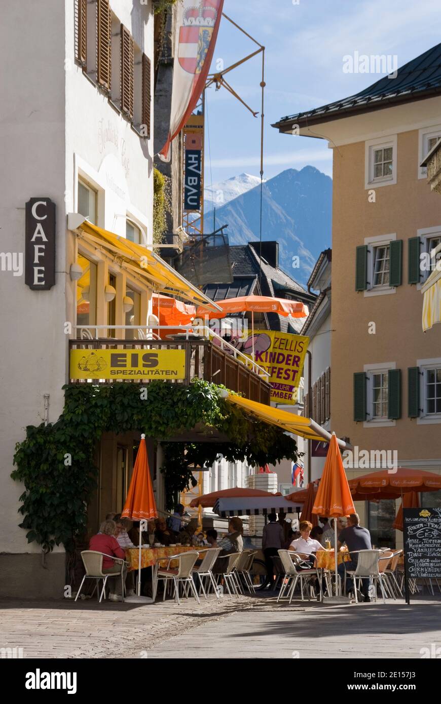 Les gens dînent à l'extérieur dans un magasin de glaces de l'Altstadt de Zell am See, en Autriche. Banque D'Images