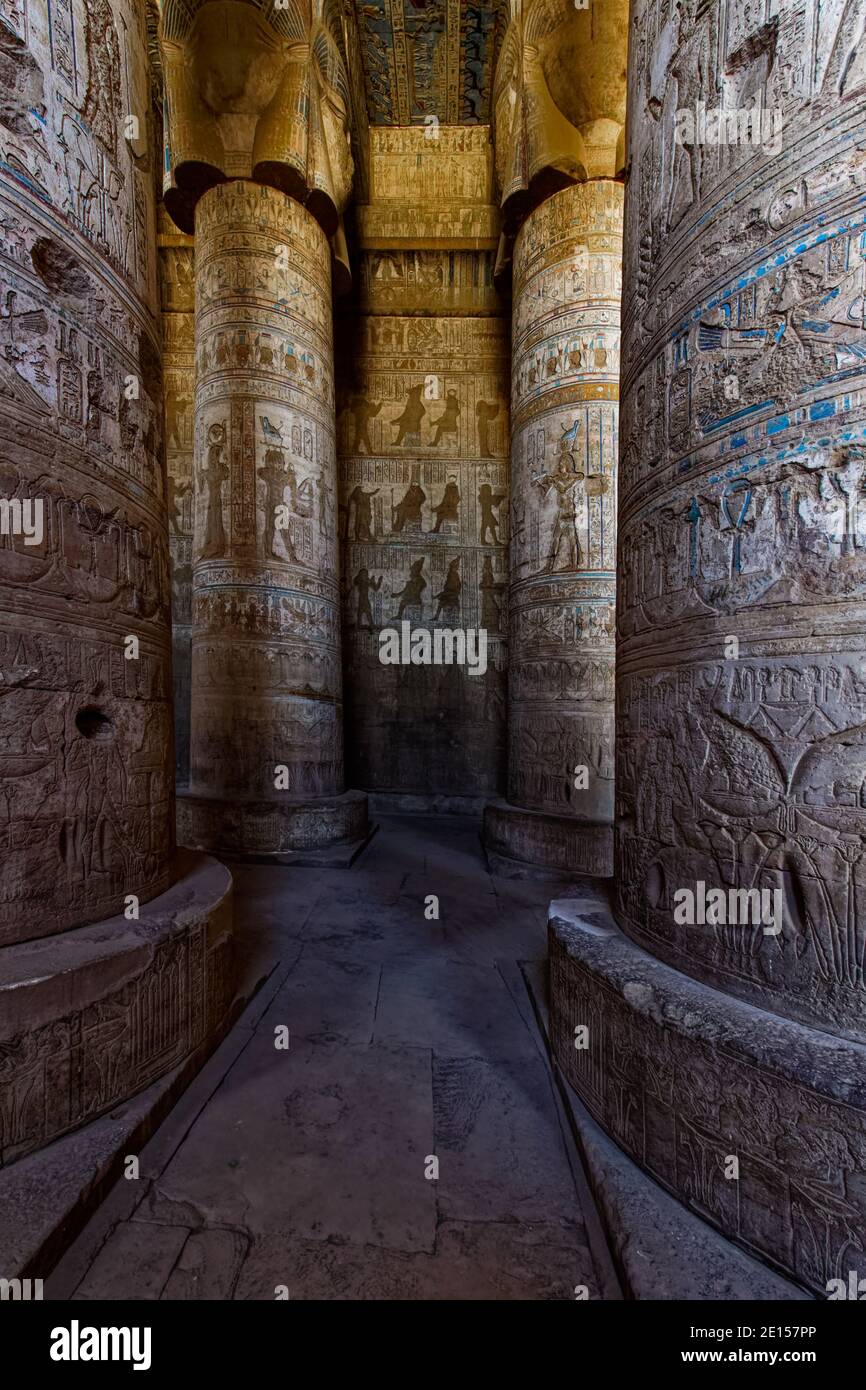 Colonnes à tête de Hathor dans le hall extérieur de Hypostyle Banque D'Images