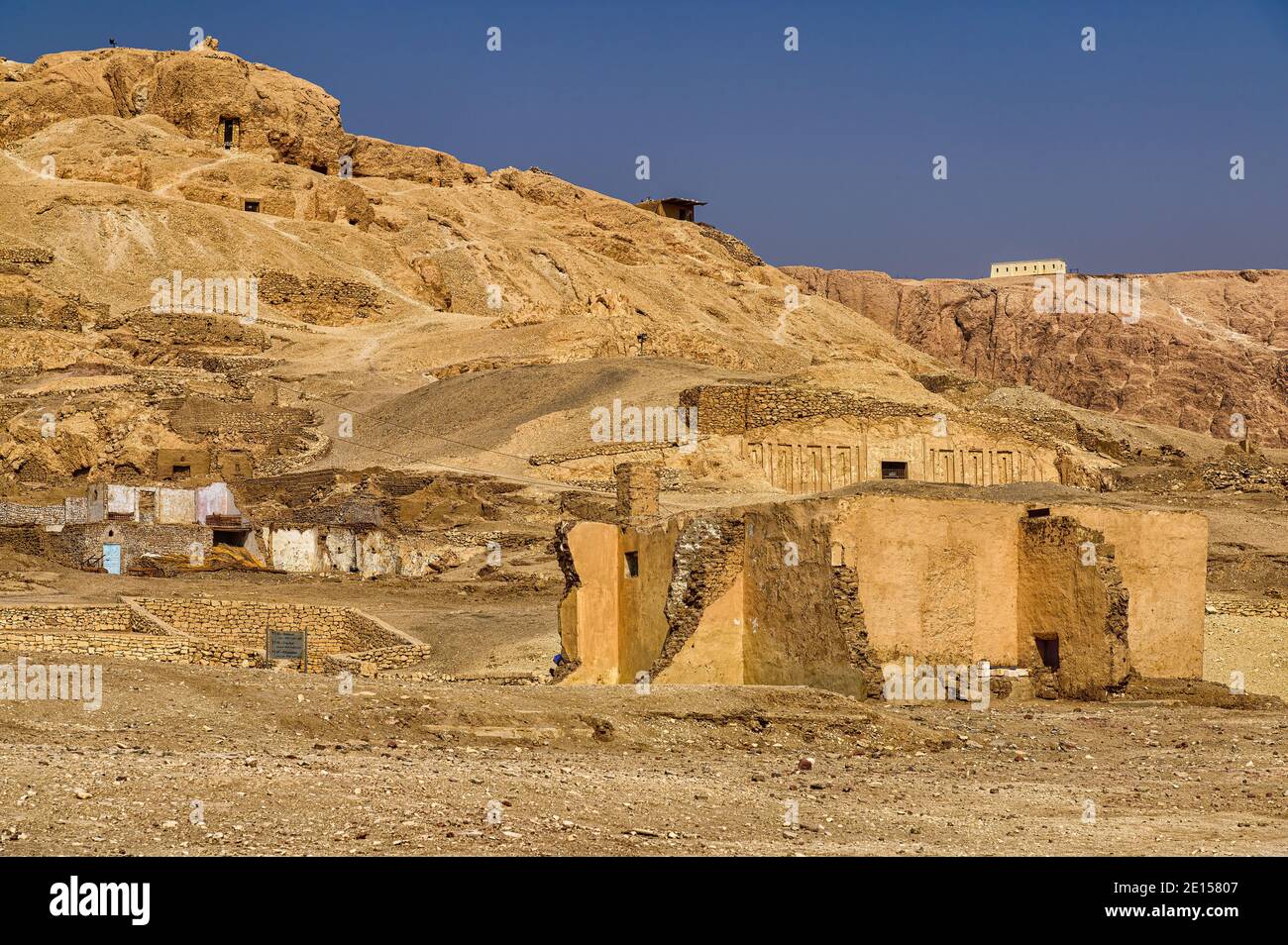 Niché dans les contreforts face au Ramesseum, une région connue collectivement sous le nom de tombes des Nobles contient plus de 400 tombes des Nobles anciens Banque D'Images