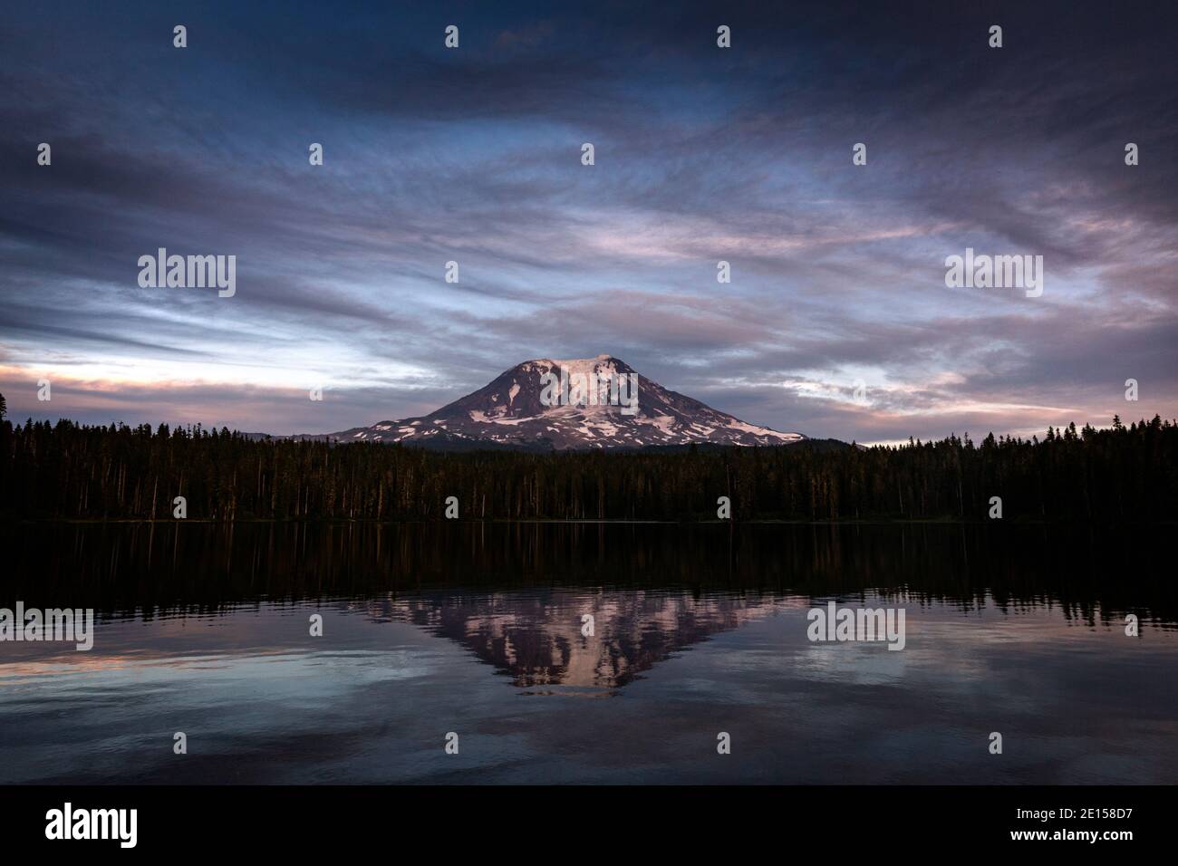 WA17617-00..... WASHINGTON - coucher de soleil sur le lac Takhlakh, le mont Adams se reflétant dans les eaux calmes de la forêt nationale Gifford Pinchot. Banque D'Images