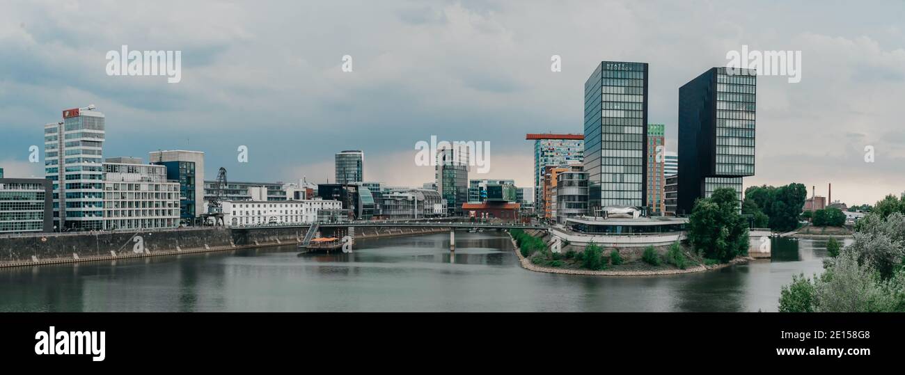 ALLEMAGNE, DÜSSELDORF - 13 AOÛT 2020 : MEDIENHAFEN. Paysage urbain de Düsseldorf avec vue sur le port des médias Banque D'Images