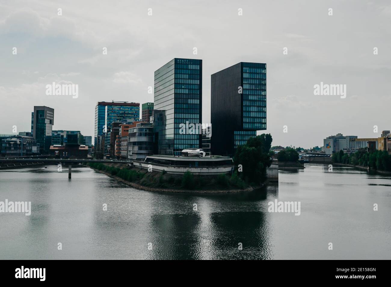 ALLEMAGNE, DÜSSELDORF - 13 AOÛT 2020 : MEDIENHAFEN. Paysage urbain de Düsseldorf avec vue sur le port des médias Banque D'Images