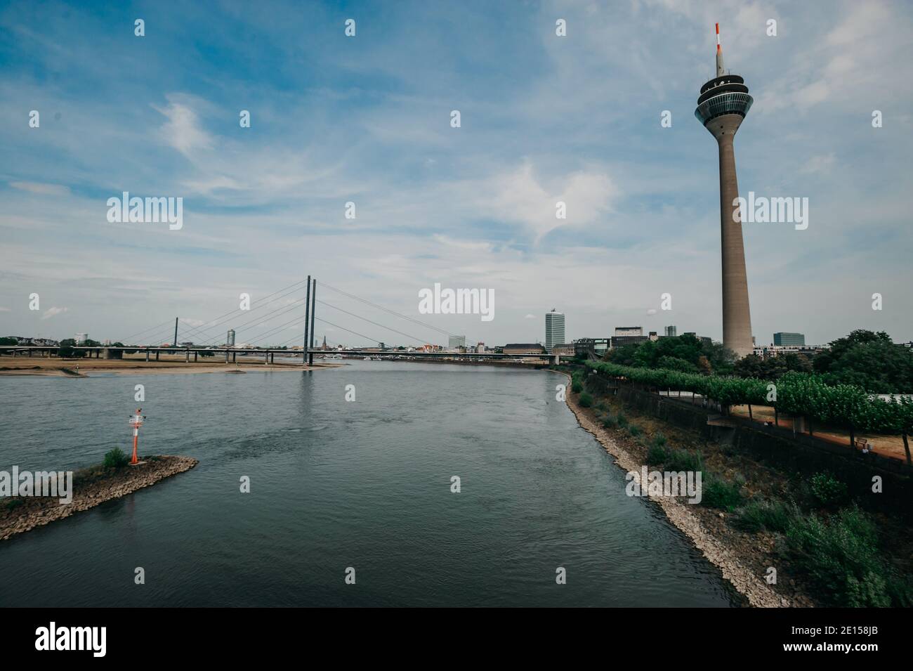 ALLEMAGNE, DÜSSELDORF - 13 AOÛT 2020 : MEDIENHAFEN. Paysage urbain de Düsseldorf avec vue sur le port des médias Banque D'Images