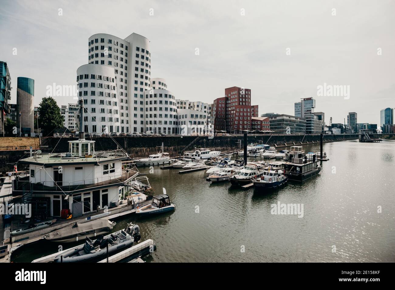 ALLEMAGNE, DÜSSELDORF - 13 AOÛT 2020 : MEDIENHAFEN. Paysage urbain de Düsseldorf avec vue sur le port des médias Banque D'Images