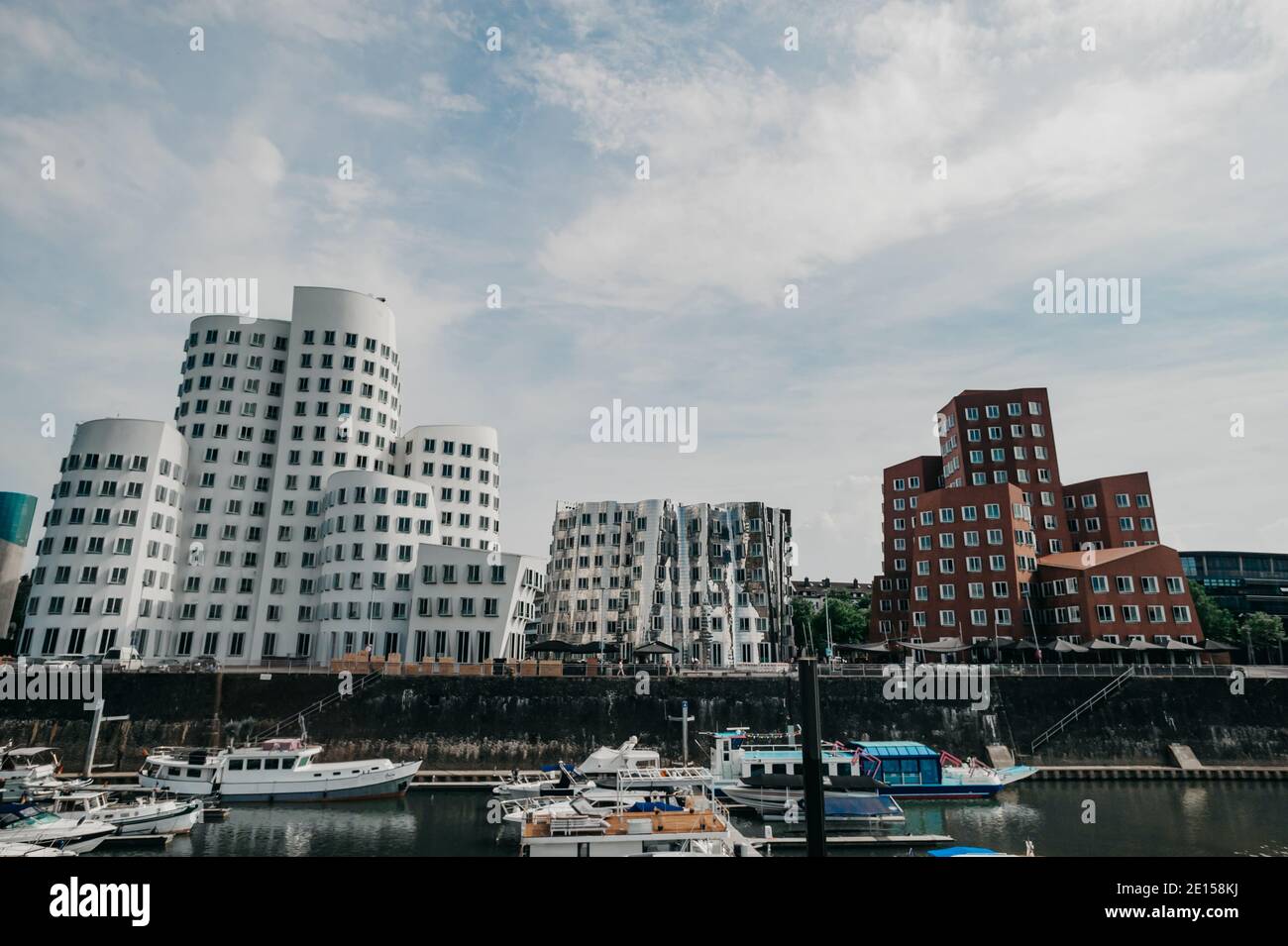 ALLEMAGNE, DÜSSELDORF - 13 AOÛT 2020 : MEDIENHAFEN. Paysage urbain de Düsseldorf avec vue sur le port des médias Banque D'Images