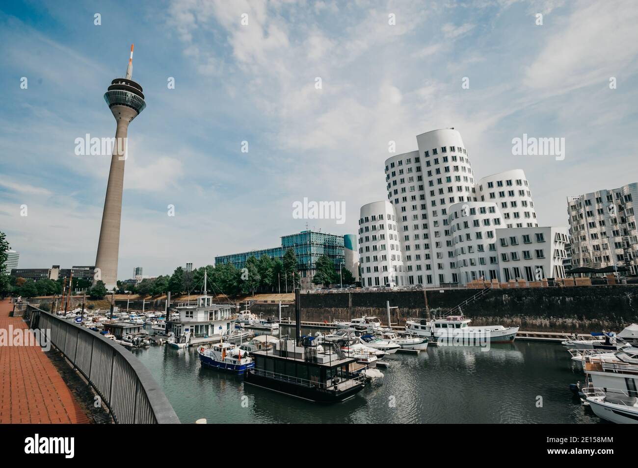 ALLEMAGNE, DÜSSELDORF - 13 AOÛT 2020 : MEDIENHAFEN. Paysage urbain de Düsseldorf avec vue sur le port des médias Banque D'Images