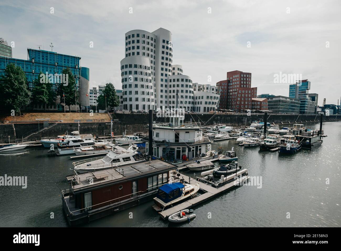 ALLEMAGNE, DÜSSELDORF - 13 AOÛT 2020 : MEDIENHAFEN. Paysage urbain de Düsseldorf avec vue sur le port des médias Banque D'Images