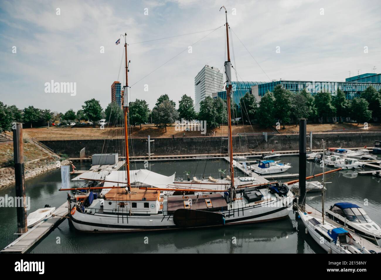 ALLEMAGNE, DÜSSELDORF - 13 AOÛT 2020 : MEDIENHAFEN. Paysage urbain de Düsseldorf avec vue sur le port des médias Banque D'Images