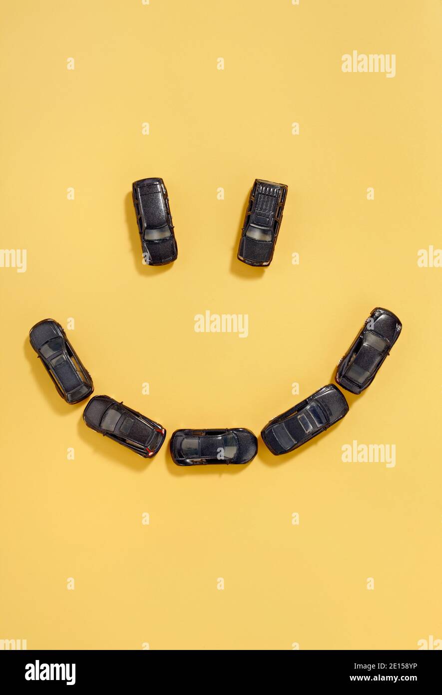 Illustration photo de la mathcbox noire de voiture smiley visage photographiée sur un arrière-plan jaune Banque D'Images