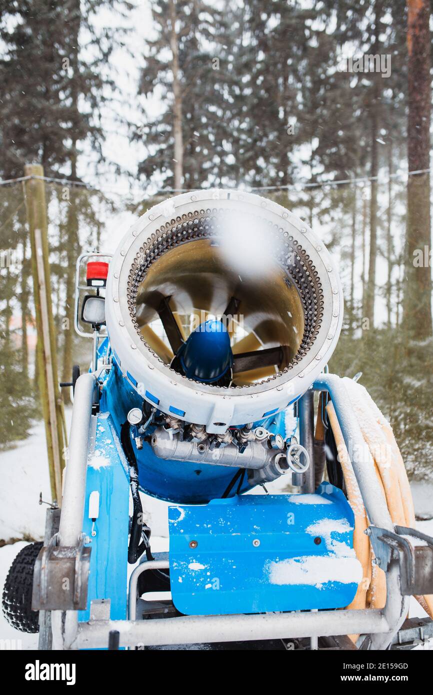 Canon à neige pour l'application de neige artificielle sur la pente pour ski - centre de ski Banque D'Images