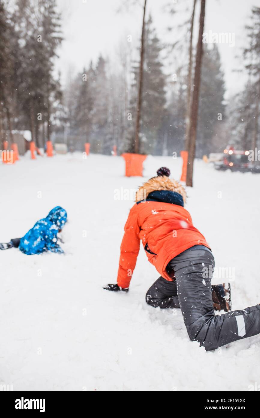 Deux frères garçons jouant des boules de neige dans un parc - blanc hiver - amusement en vacances Banque D'Images