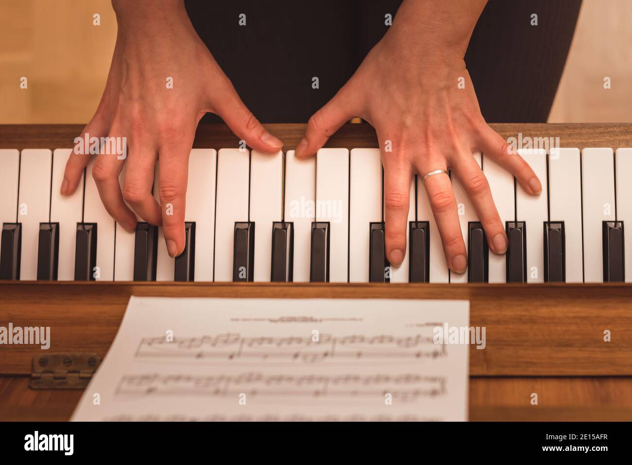 pianiste jouant du piano, vue rapprochée des mains et des clés, vue du dessus Banque D'Images