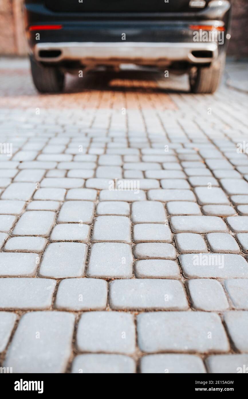 Pose professionnelle de pierres de route et de pavés pour la marche et stationnement - revêtement de trottoir Banque D'Images