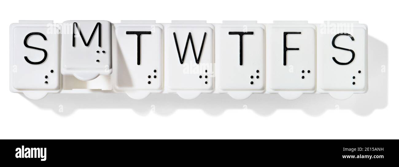 Les jours blancs de la semaine pillbox photographiés sur un blanc arrière-plan Banque D'Images