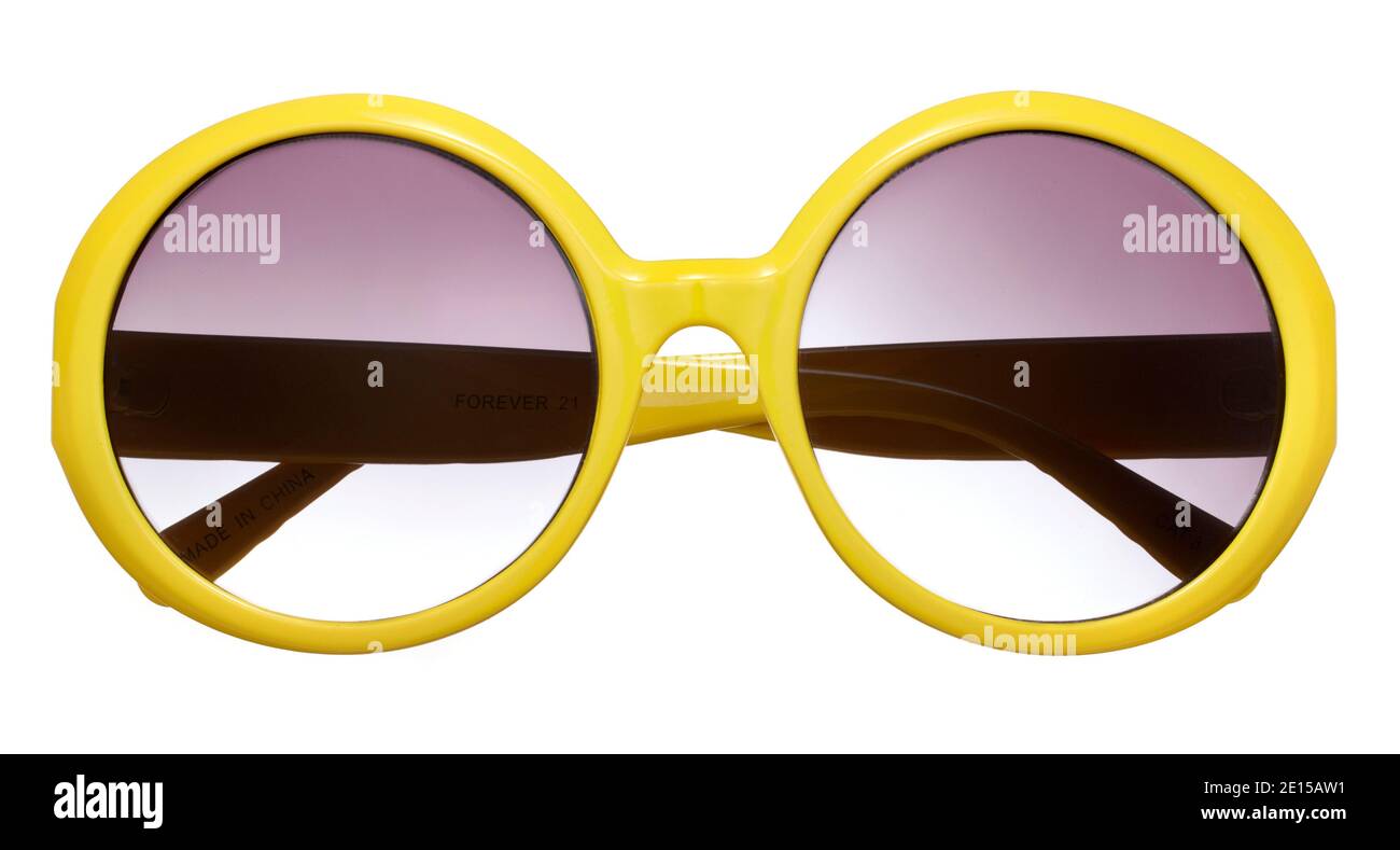 Forever 21 lunettes de soleil circulaires jaunes avec verres violets teintés photographiés sur fond blanc Banque D'Images