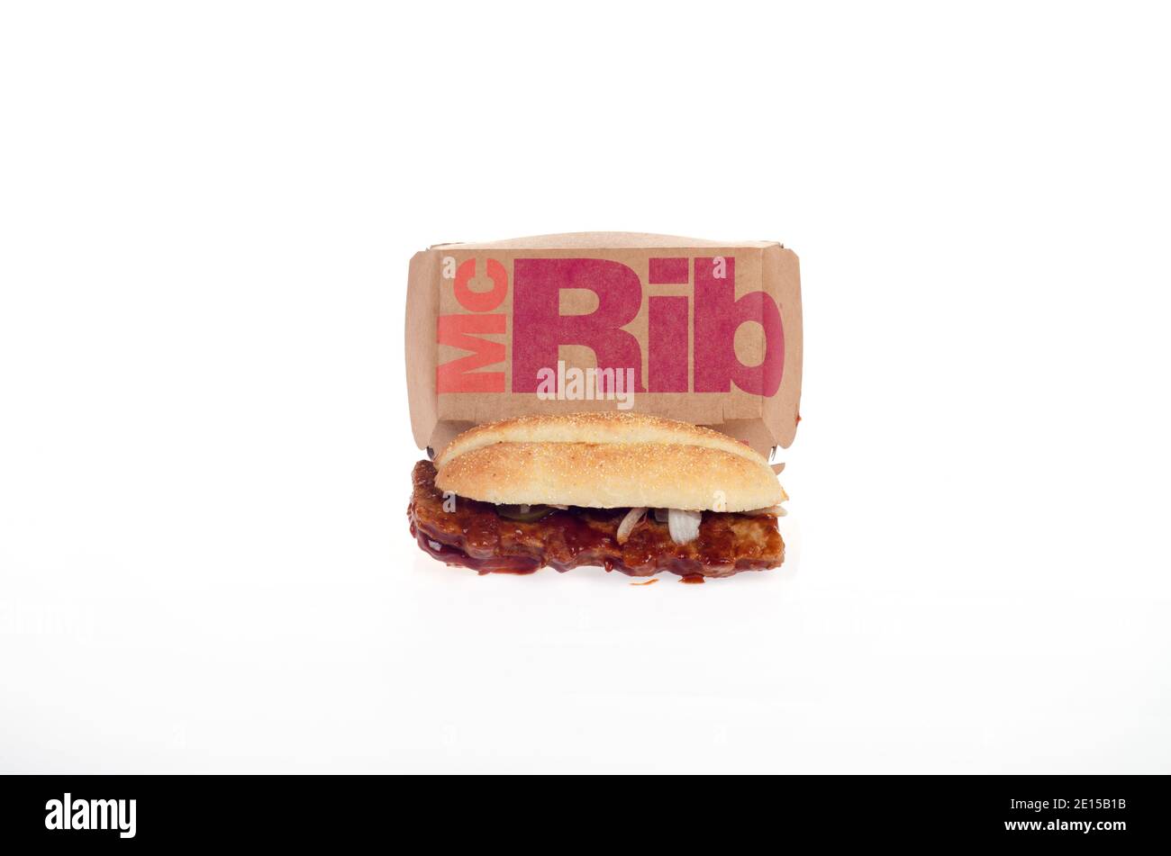 Sandwich McRib McDonald's avec contenant sur fond blanc Banque D'Images