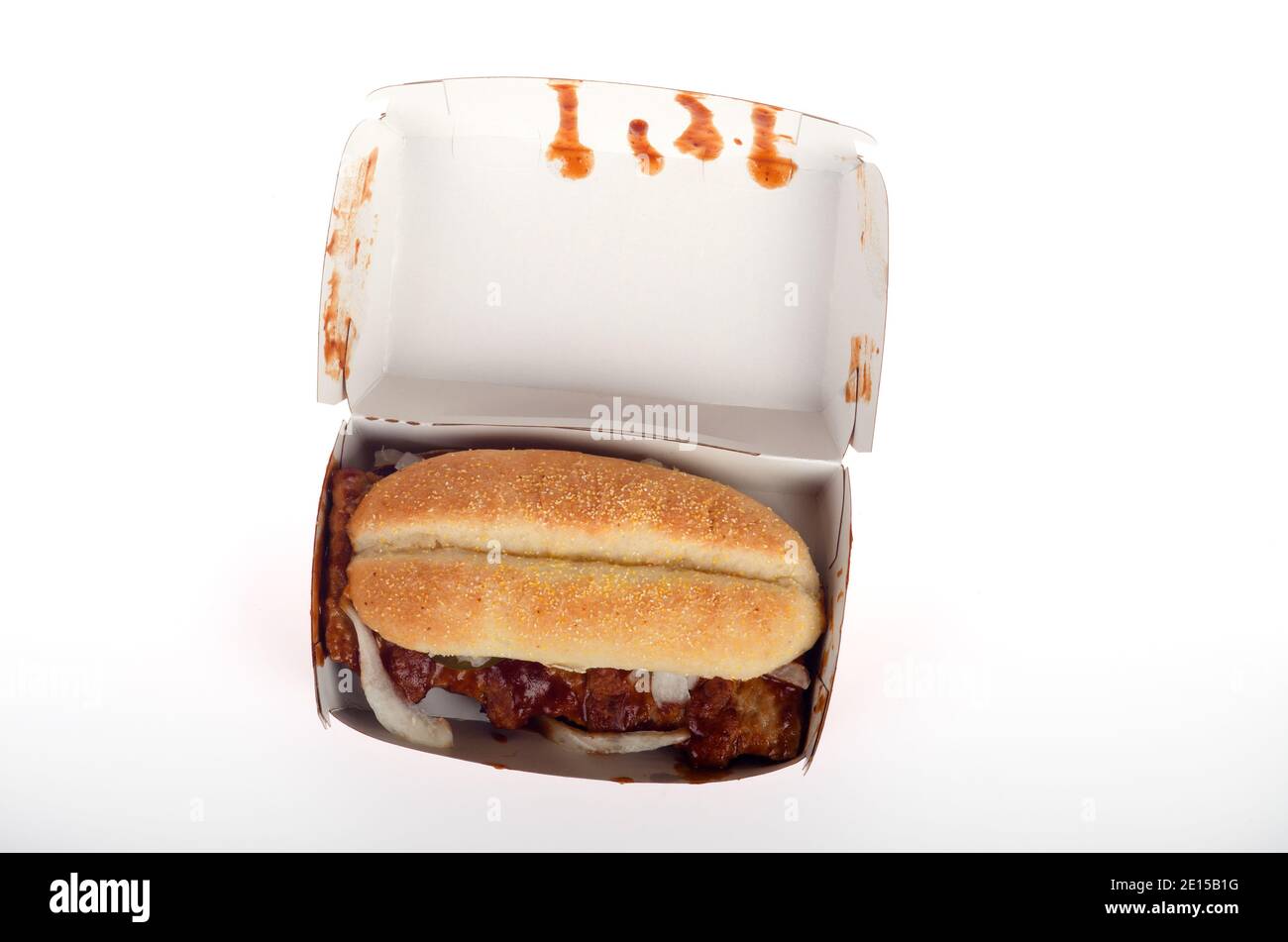 Sandwich McRib McDonald's dans un récipient sur fond blanc Banque D'Images