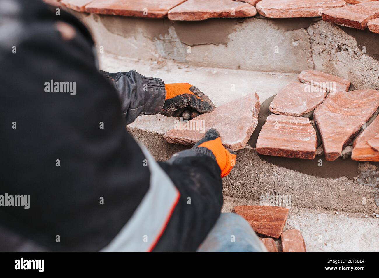 Finition de marches en béton avec carreaux de pierre - carrelage de haute qualité travail - détails de l'architecture d'une maison privée Banque D'Images