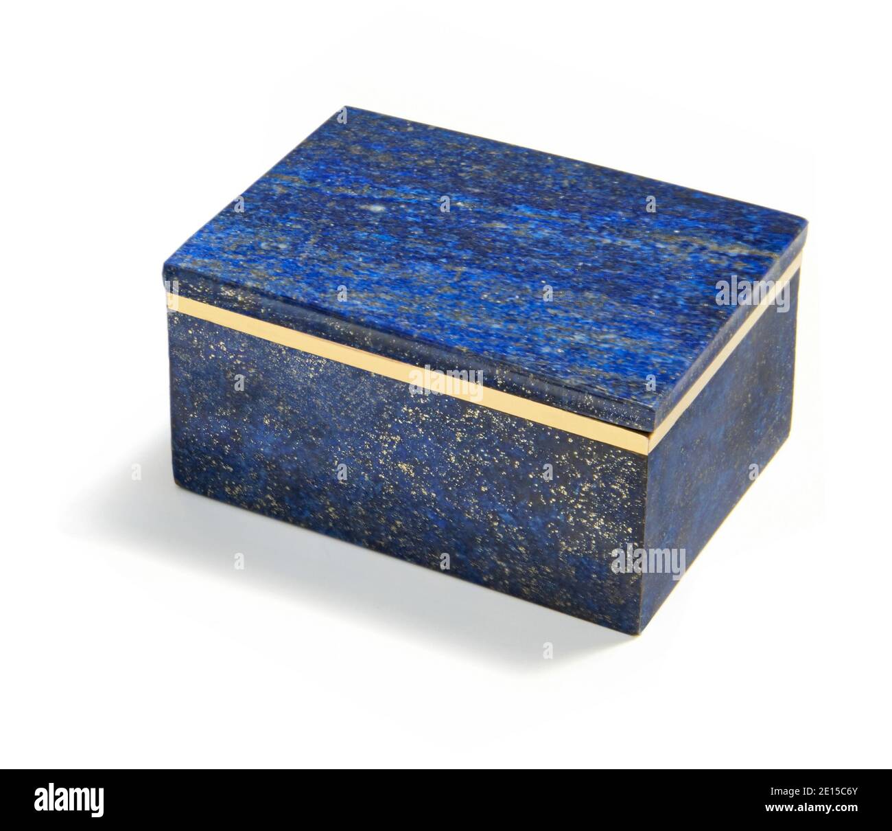 Blue Lapis boîte de taille moyenne conçue par Anna Rabinowicz photographiée sur fond blanc. Banque D'Images