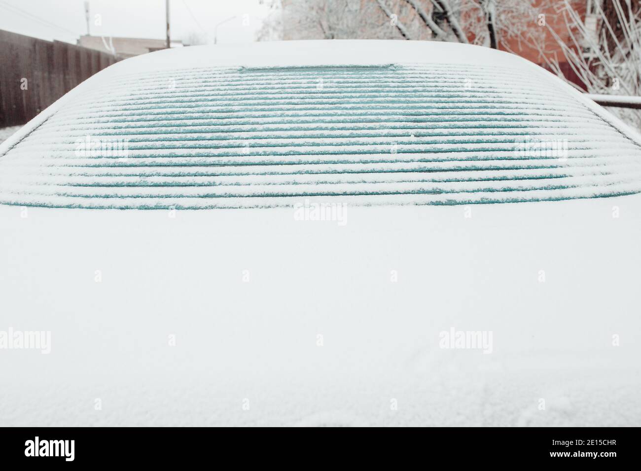 La glace fond sur la lunette arrière de la voiture - chauffage électrique des vitres avec bandes de contact Banque D'Images