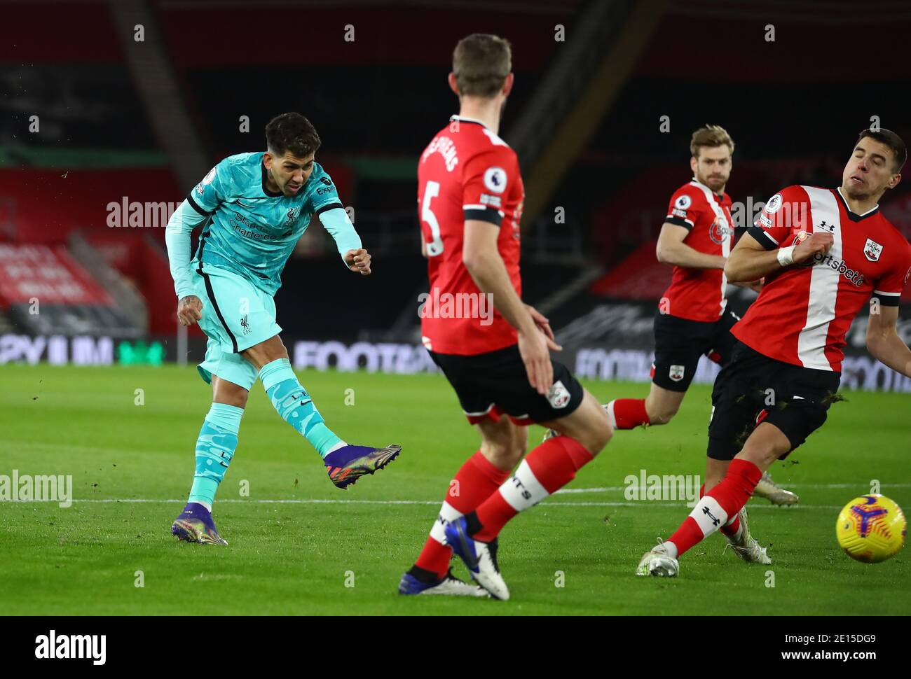 Roberto Firmino, de Liverpool, est à l'objectif lors du match de la Premier League au stade St Mary's, à Southampton. Banque D'Images Roberto Firmino, de Liverpool, est à l'objectif lors du match de la Premier League au stade St Mary's, à Southampton. Banque D'Images