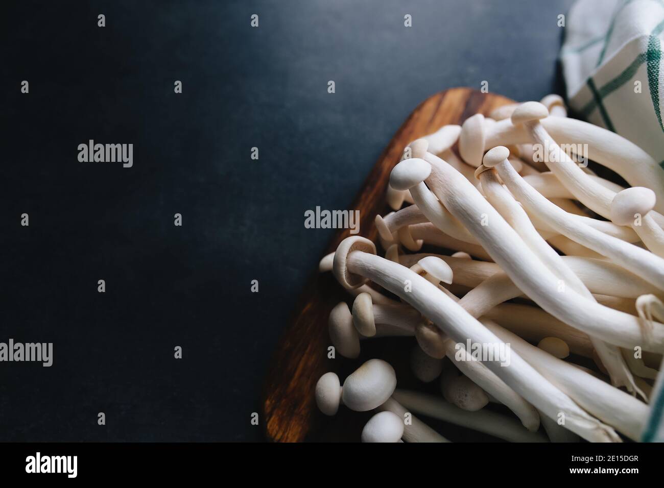 Cuisson de champignons blancs sur fond gris foncé Banque D'Images