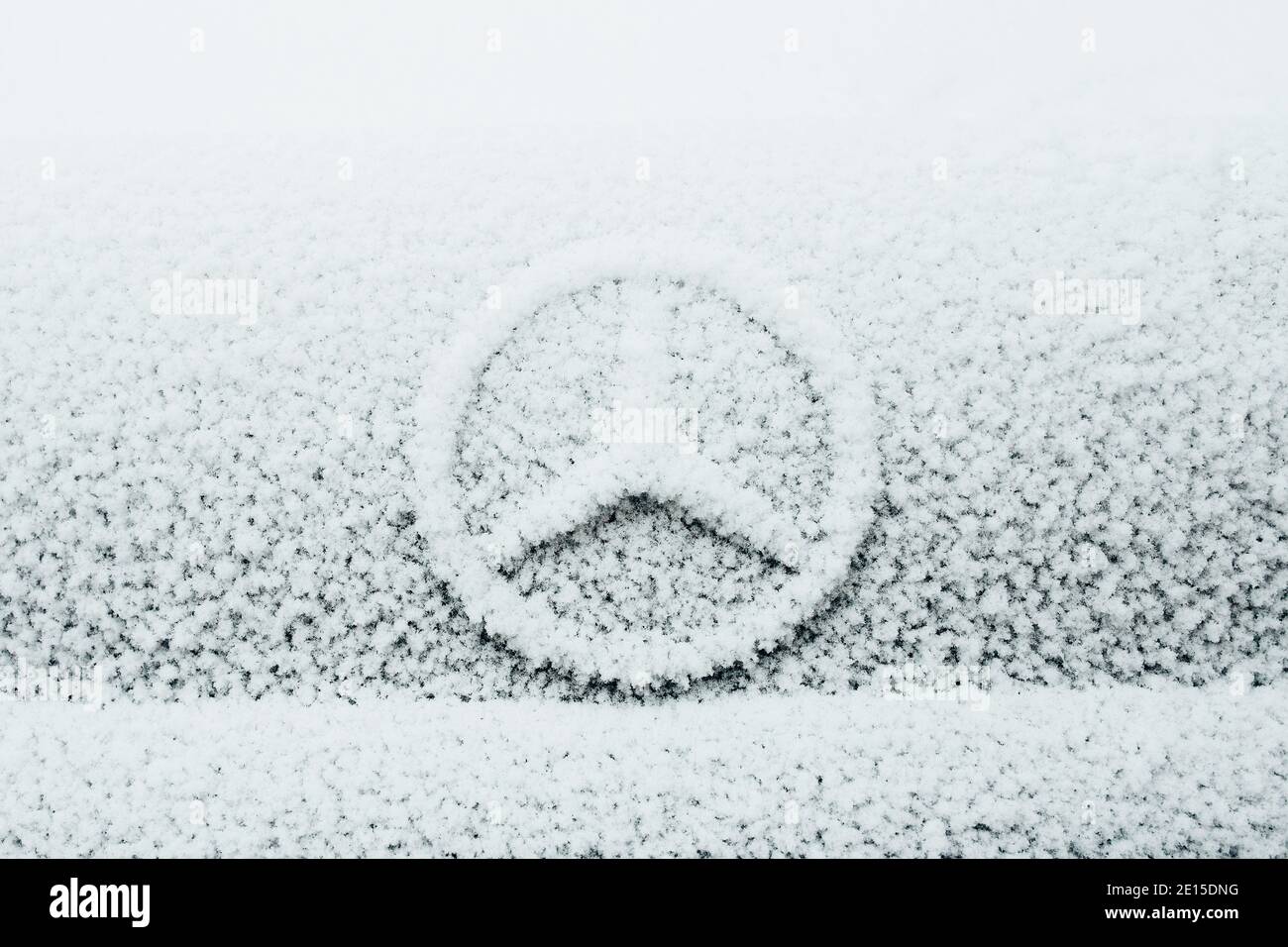 Minsk, Bélarus – 21 décembre 2020 : gel et glace sur une voiture en hiver dans des conditions de gel sévères - humidité élevée Banque D'Images