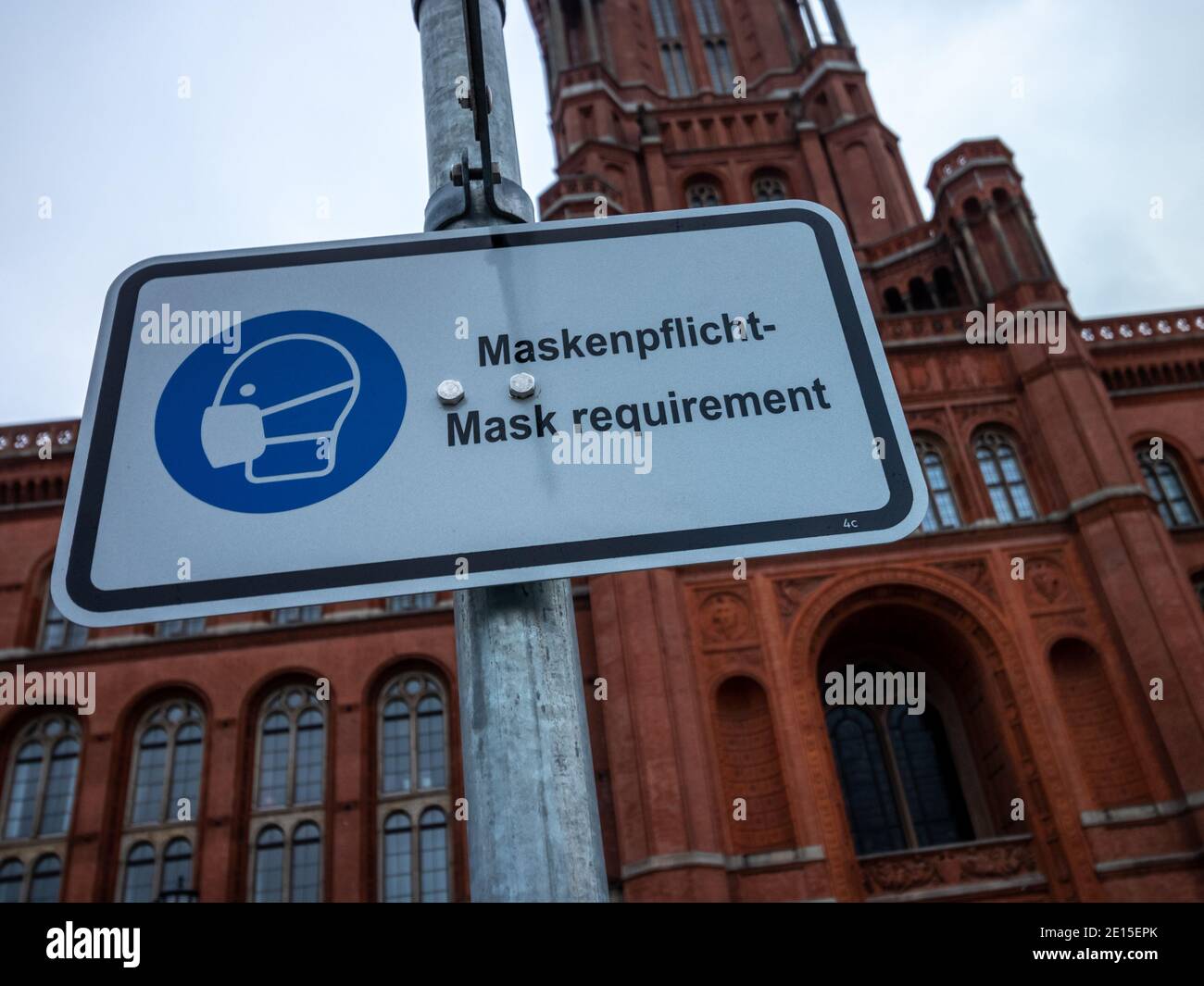 Berlin, Allemagne - 12 décembre 2020 - UN signe rappelle l'obligation de porter un masque (Mask Requirement, german: Maskenpflicht) devant Berlin Banque D'Images