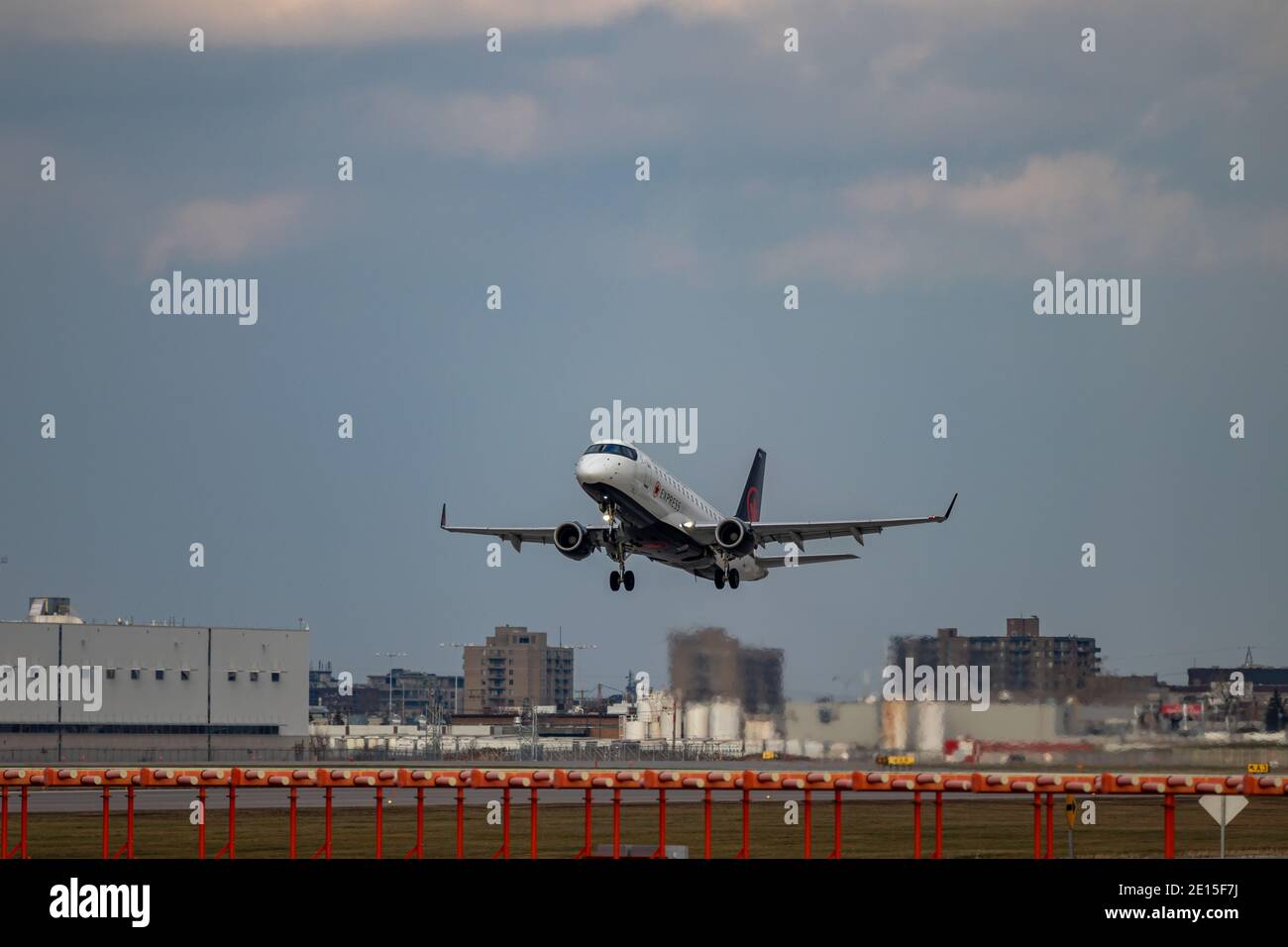 Montréal, Québec/ Canada - 11/29/2020 :Embraer E175 d'Air Canada avec une nouvelle décoration noire et blanche, décollage de l'aéroport international de Montréal. Aéroport. Banque D'Images