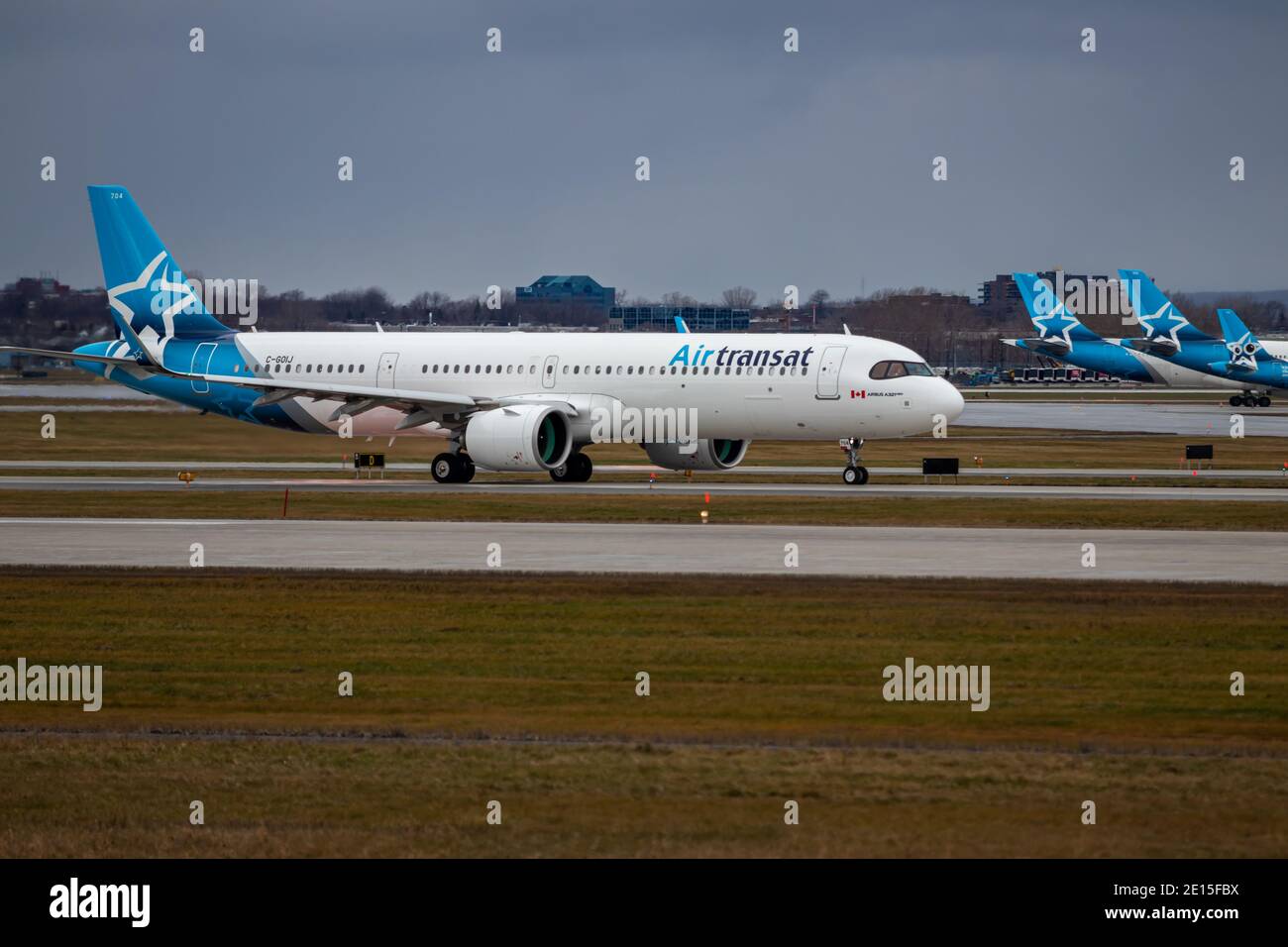 Montréal, Québec, Canada - 12-13-2020 : Air Transat Airbus A321 POUR LE  DÉCOLLAGE. Alors que la plupart des véhicules de la flotte d'Air transat  sont mis à la terre comme on le